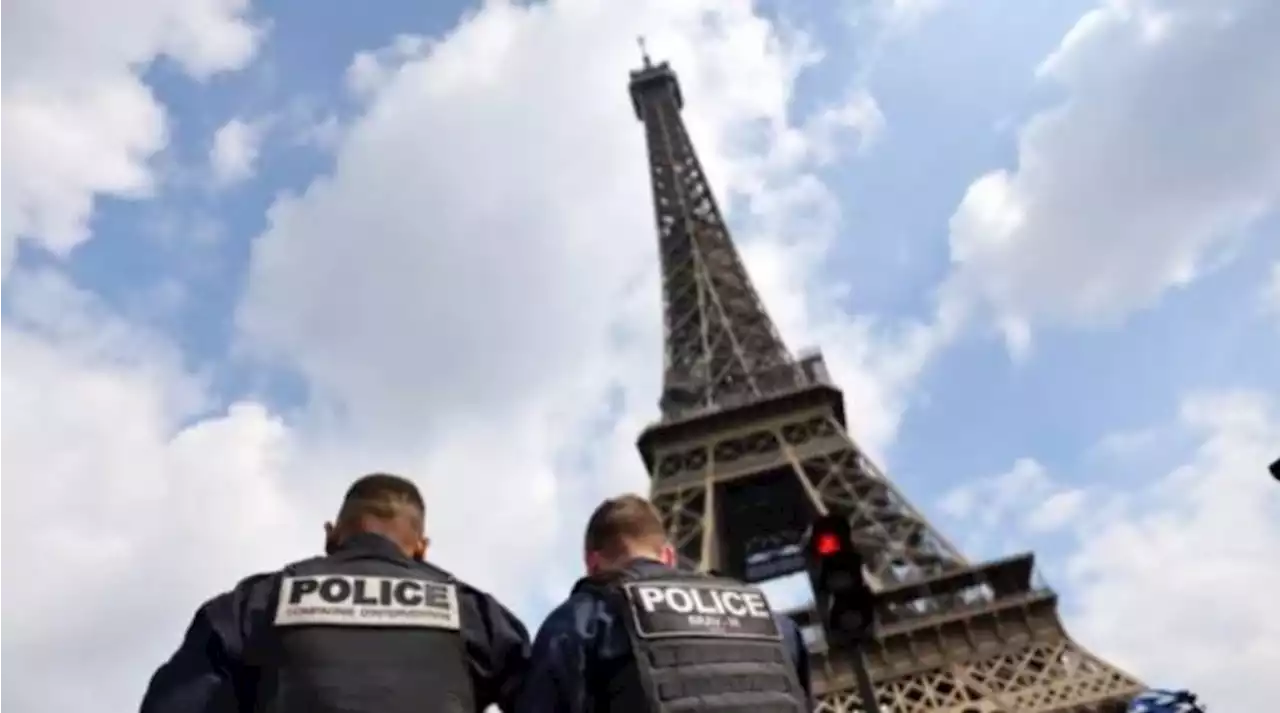 French police arrest three Eiffel Tower tourist tricksters
