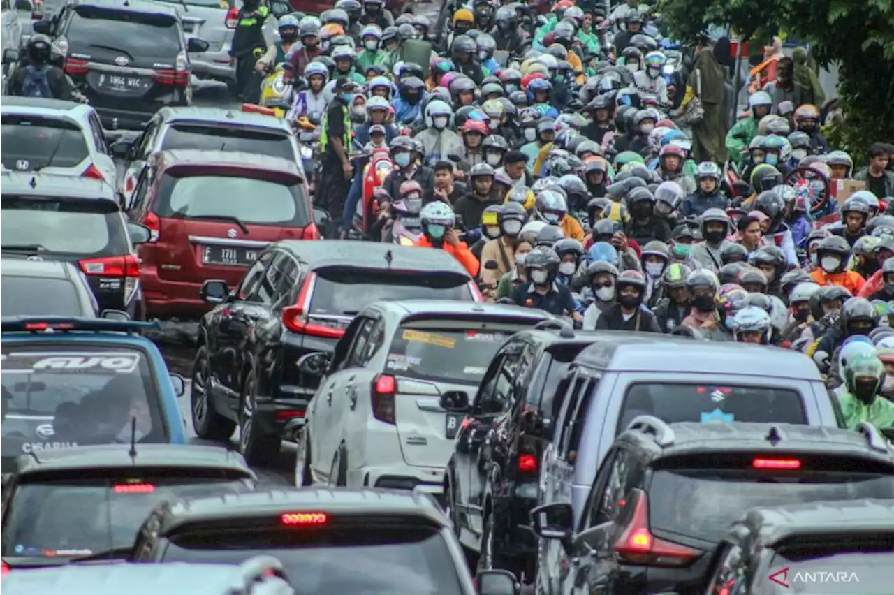 Ini 'call center' polisi jika mobil mogok saat macet di Puncak