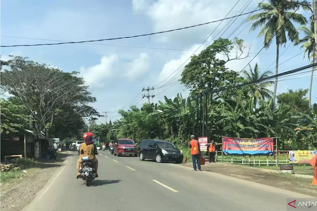 Lalu lintas menuju objek wisata Pantai Anyer terpantau landai