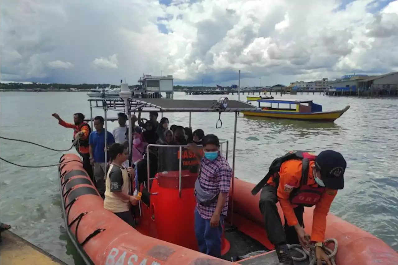 SAR Tanjungpinang evakuasi kapal pengangkut wisatawan mati mesin