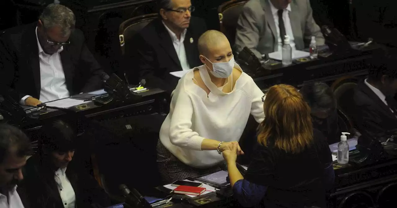 El emotivo aplauso en el Congreso a la diputada que fue a votar mientras padece cáncer