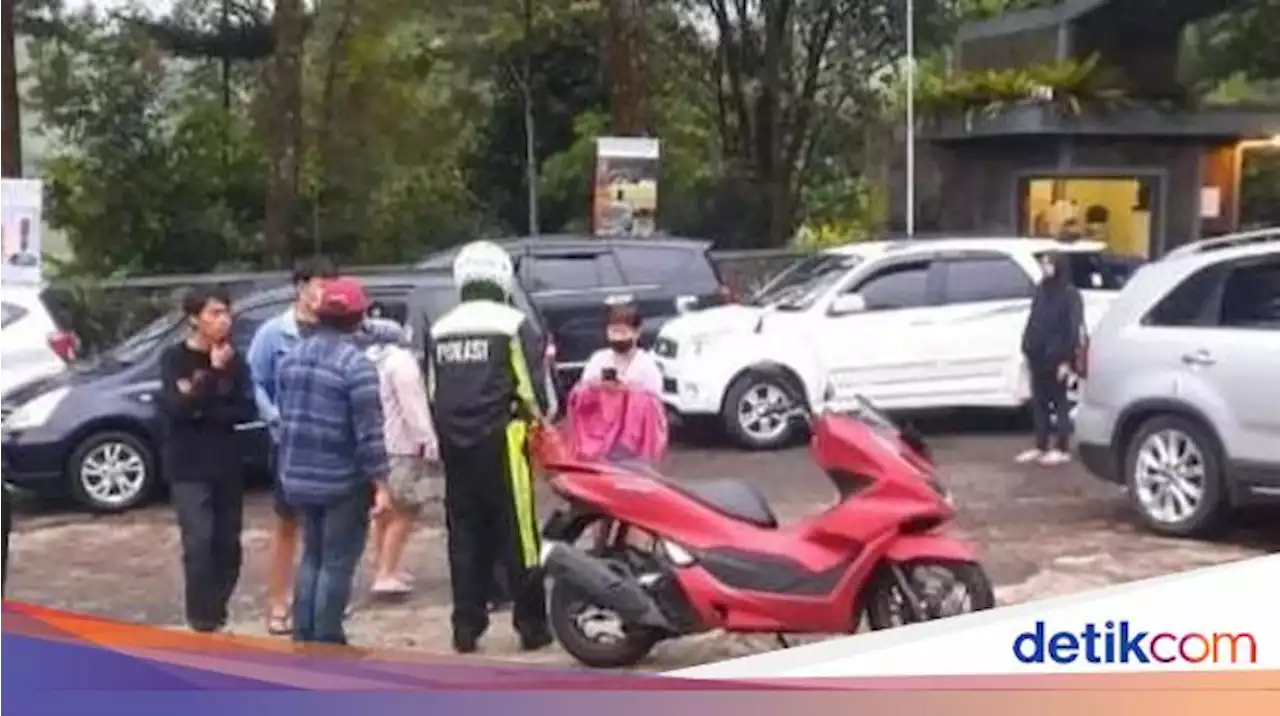 Cerita Polisi Tolong Wisatawan yang Kehabisan Bensin di Puncak Bogor