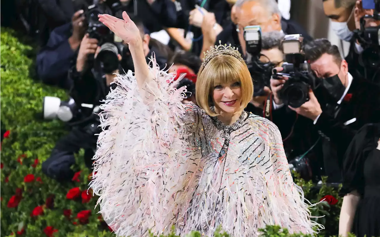 This Anna Wintour Biography Answers All Your Questions