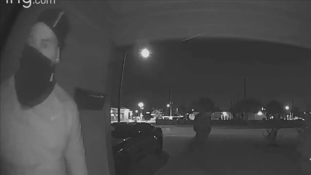 Fort Worth police searching for men who tried to break into homes