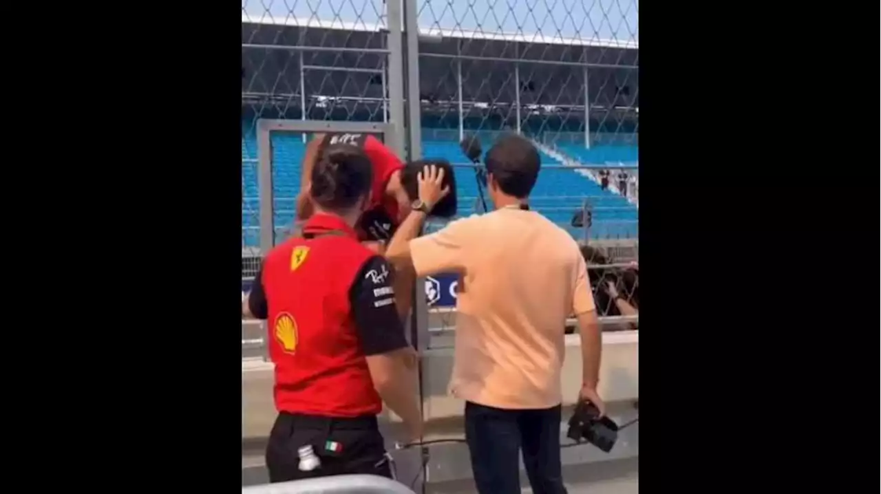 Sainz, che botta a Miami! Sbatte la testa in circuito e si taglia- Video Gazzetta.it