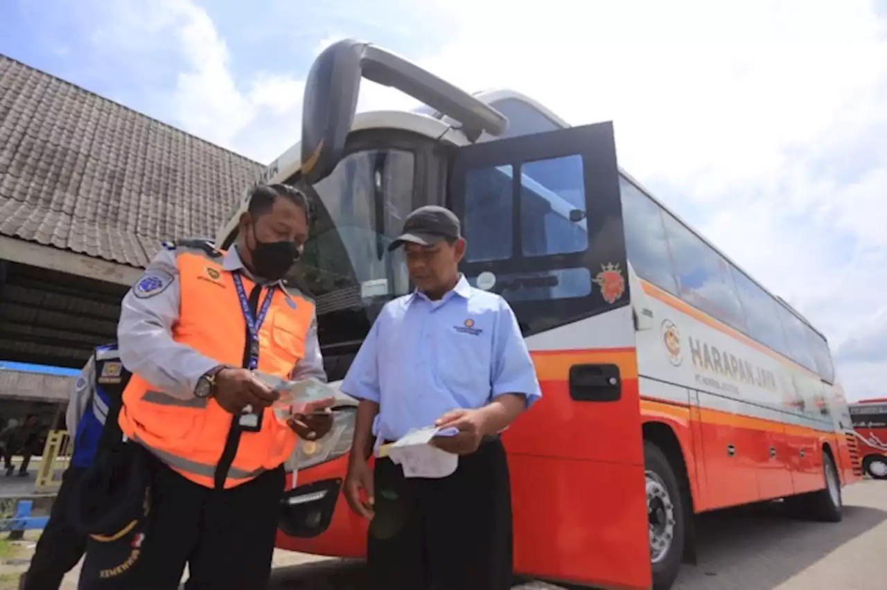 Periksa Kelaikan Jalan Bus yang Masuk Terminal Madiun