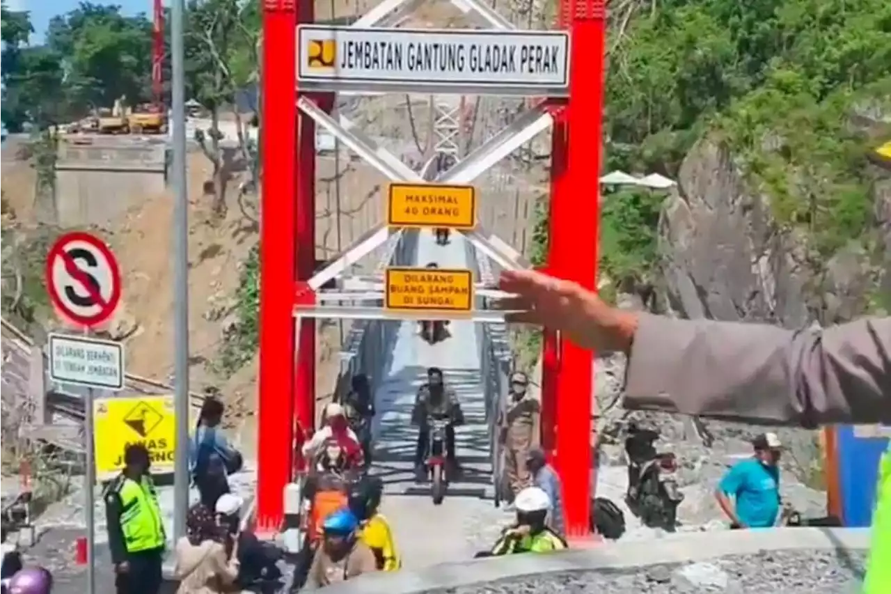 Baru Diresmikan 2 Minggu, Jembatan Gladak Perak Macet, Pengendara Hilir Mudik