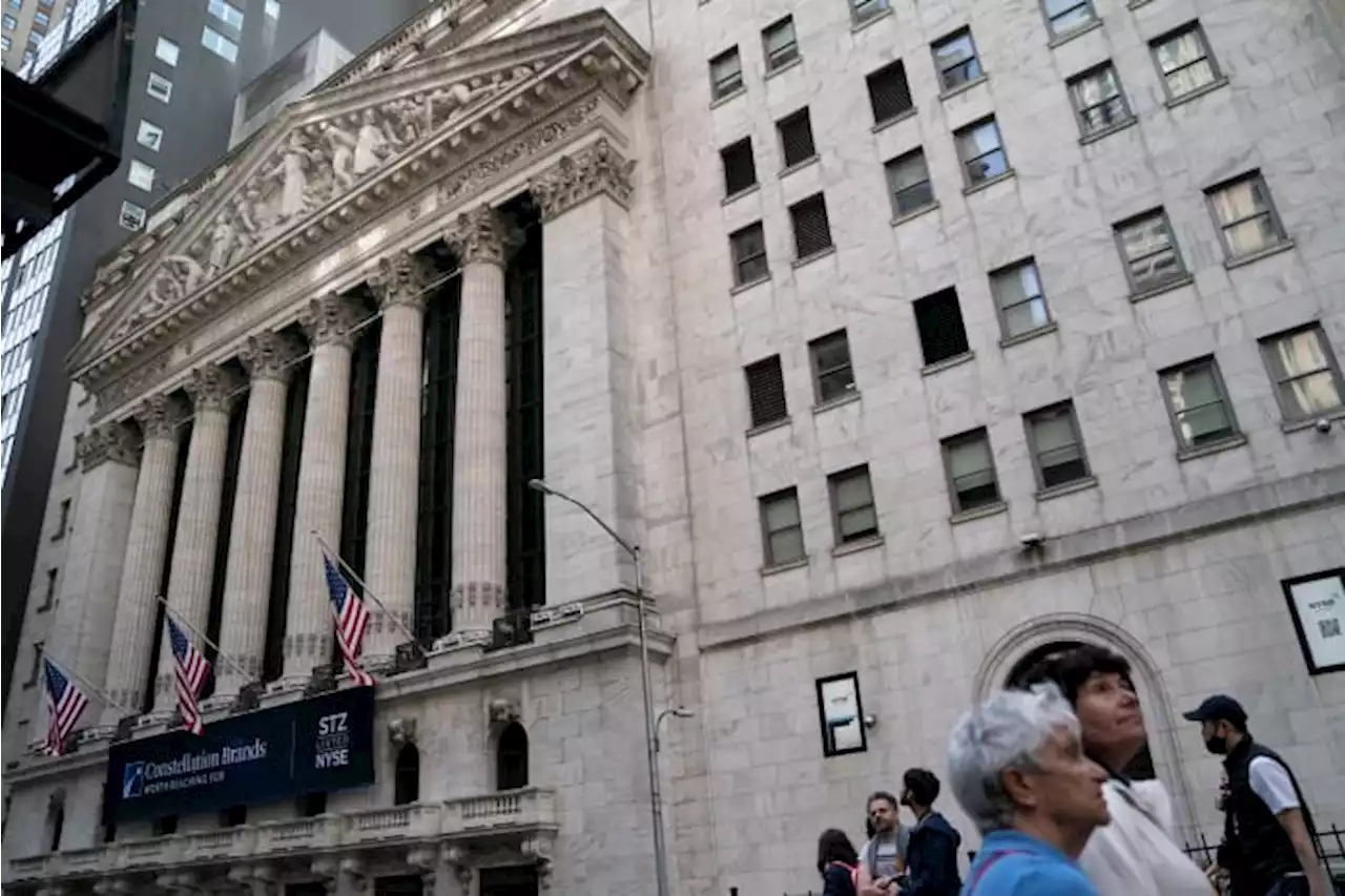 Wall Street keeps swinging amid fears about rates, economy