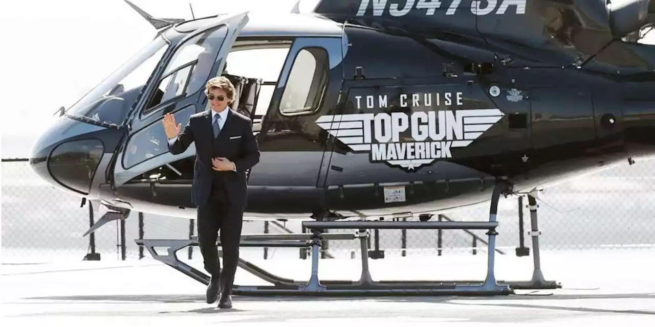 'Top Gun Maverick': Tom Cruise arriva alla premiere mondiale con l'elicottero... pilotato da lui