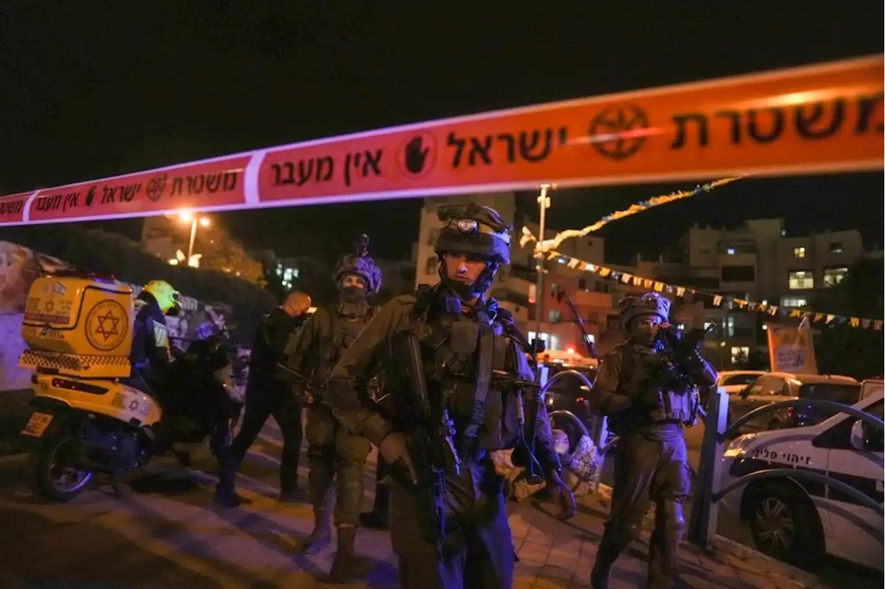 3 Israelis killed in stabbing attack near Tel Aviv