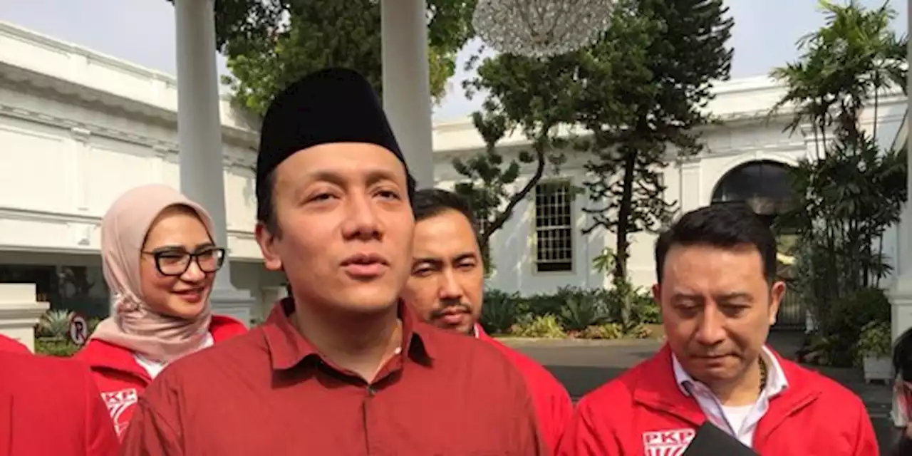 Foto Bareng Dua Kakaknya, Adik Ipar Panglima TNI Andika 'Kita Semua Mirip Nggak Sih?' | merdeka.com