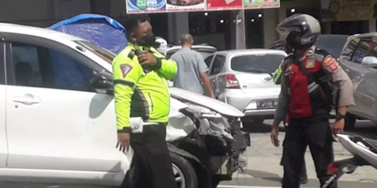 Mesin Mendadak Mati saat Turun, Mobil Meluncur Tak Terkendali di Puncak | merdeka.com