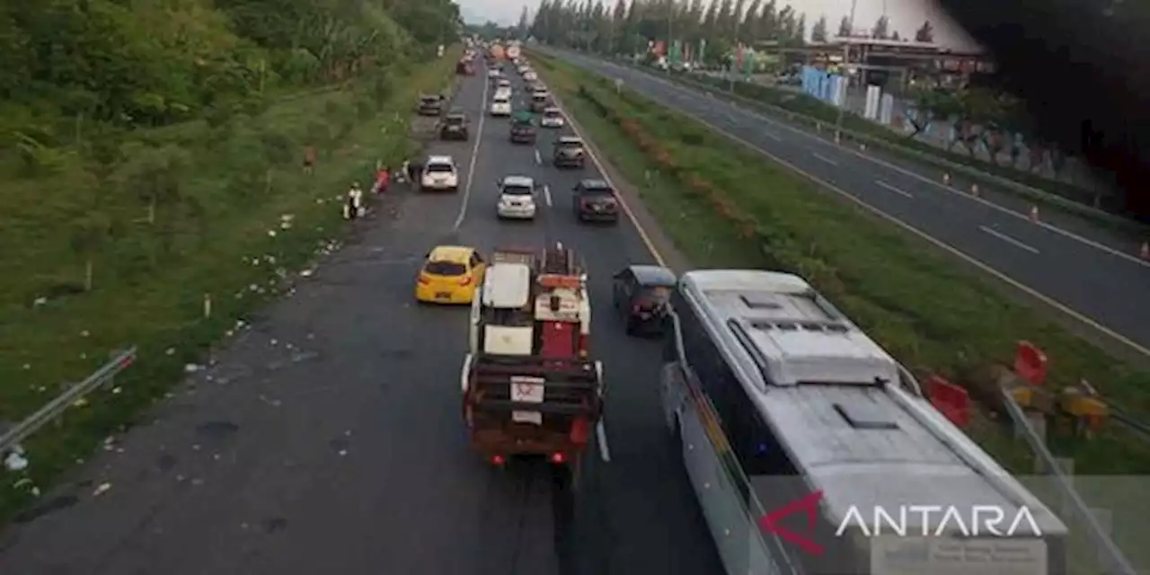 Pemudik Diminta Tak Istirahat di Bahu Tol Cipali dan Disarankan Keluar Tol | merdeka.com