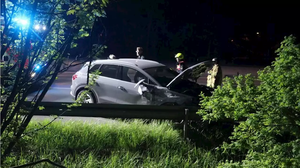 A115: Audi stößt mit Polizeifahrzeug zusammen