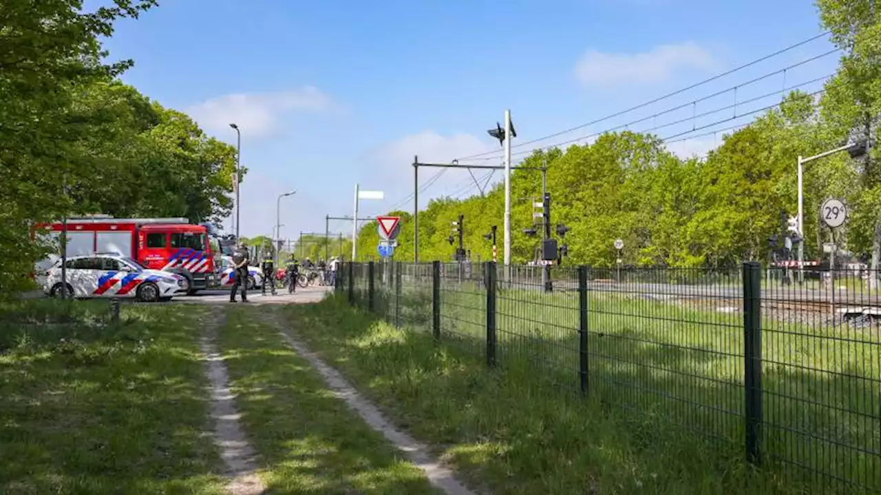 Auto geschept door trein bij Rosmalen, toestand bestuurder onduidelijk