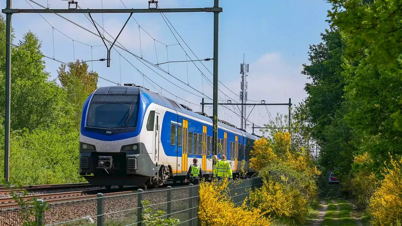 Auto geschept door trein bij Rosmalen, geen treinen tussen Den Bosch en Oss