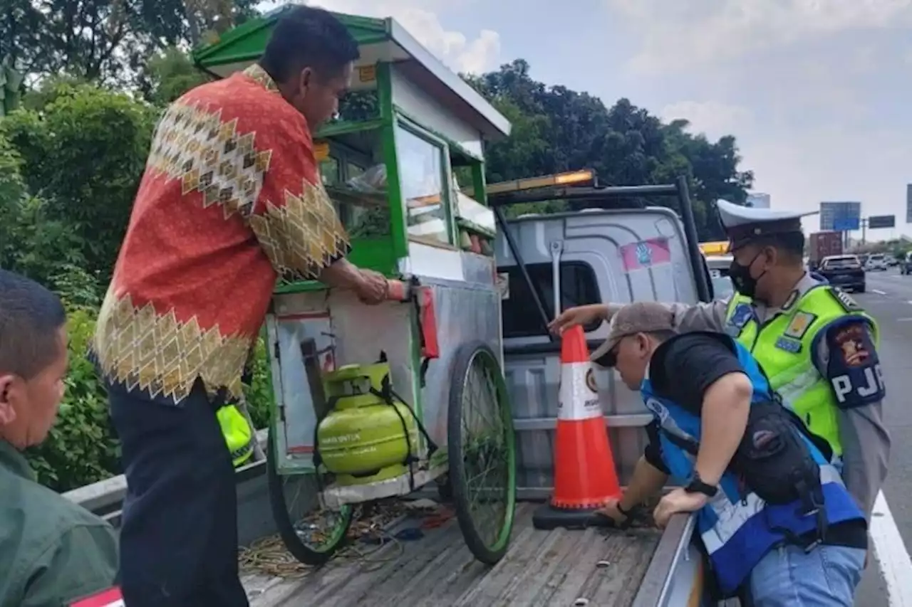 Viral Tukang Bakso Tak Sadar Dorong Gerobaknya Masuk Tol, Dudung: yang Penting Selamat - Pikiran-Rakyat.com