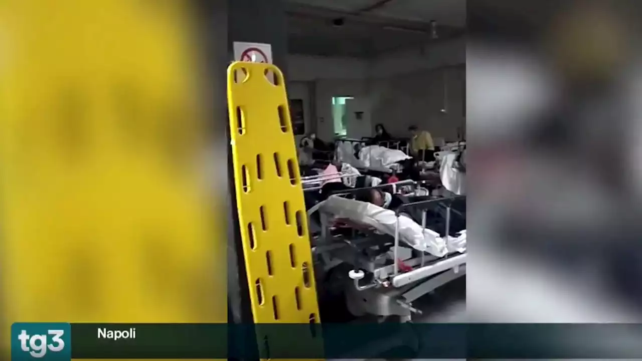 Caos al Cardarelli di Napoli, barelle parcheggiate al pronto soccorso in attesa di un medico - Video