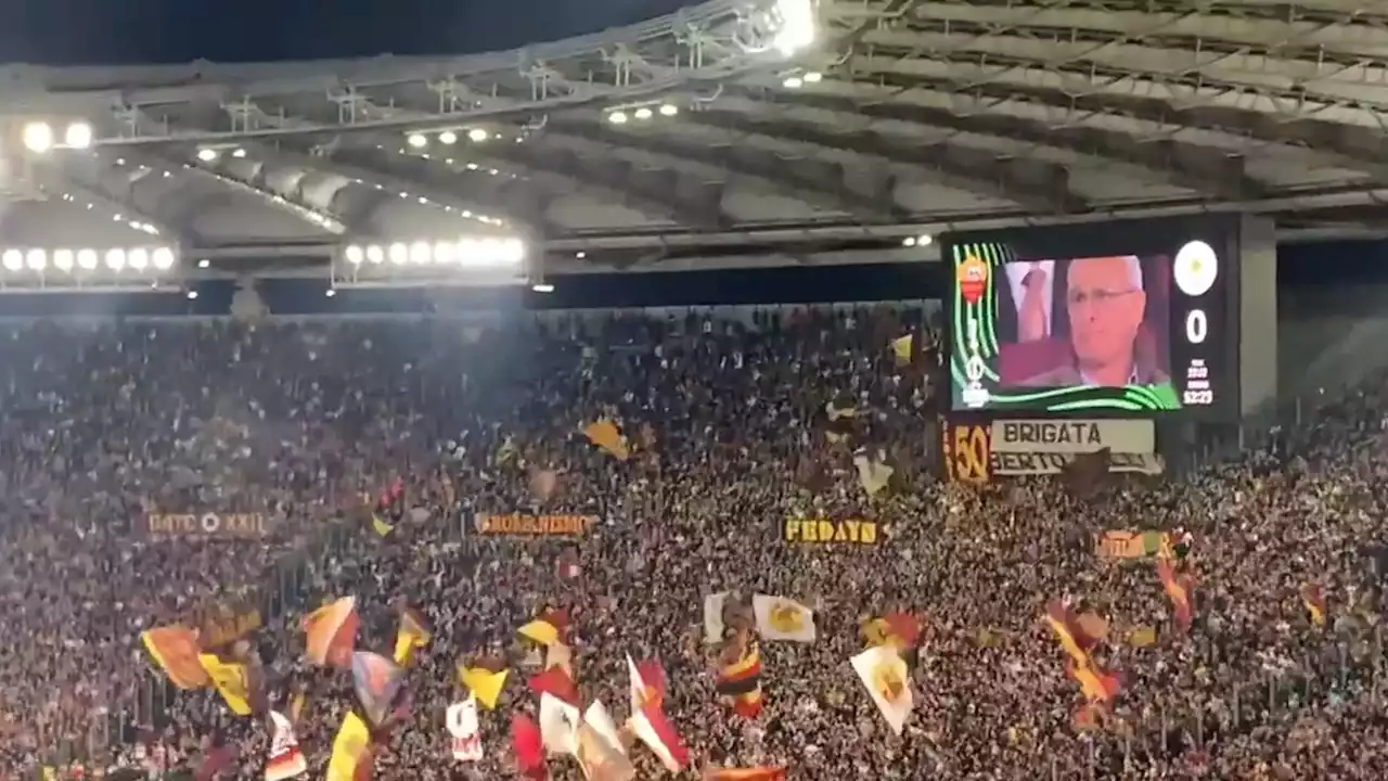 Roma-Leicester, la standing ovation congiunta delle tifoserie a Claudio Ranieri, commosso - Video