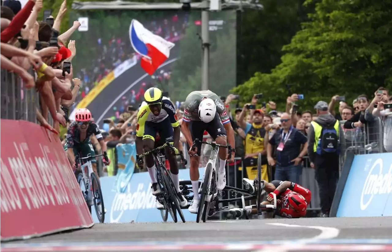 Tour d’Italie: van der Poel remporte la première étape et fait coup double, Ewan chute lourdement (vidéo)