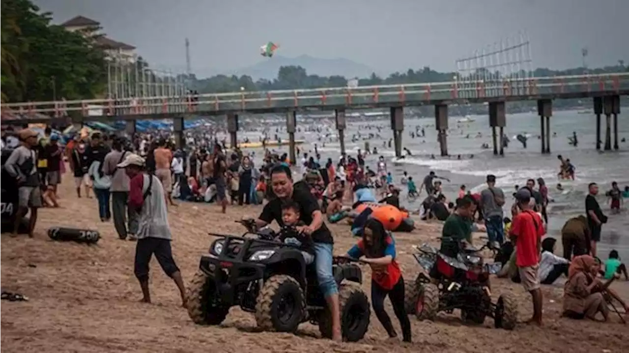 Libur Lebaran, Pantai Anyer hingga Carita Diserbu Wisatawan