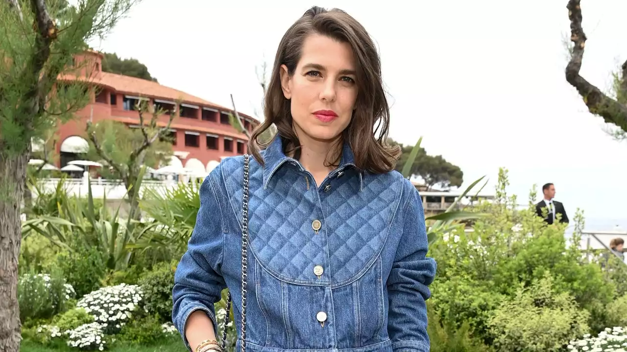 Charlotte Casiraghi, il look chic con jeans stampa matelassé e tacchi alti chez Chanel