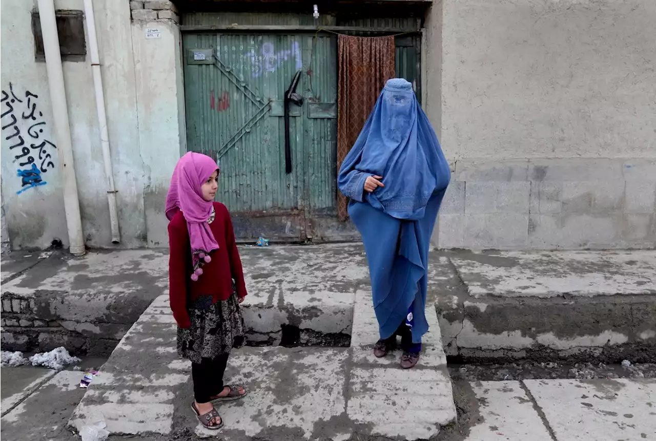 Taliban zwingen Frauen zurück in die Burka