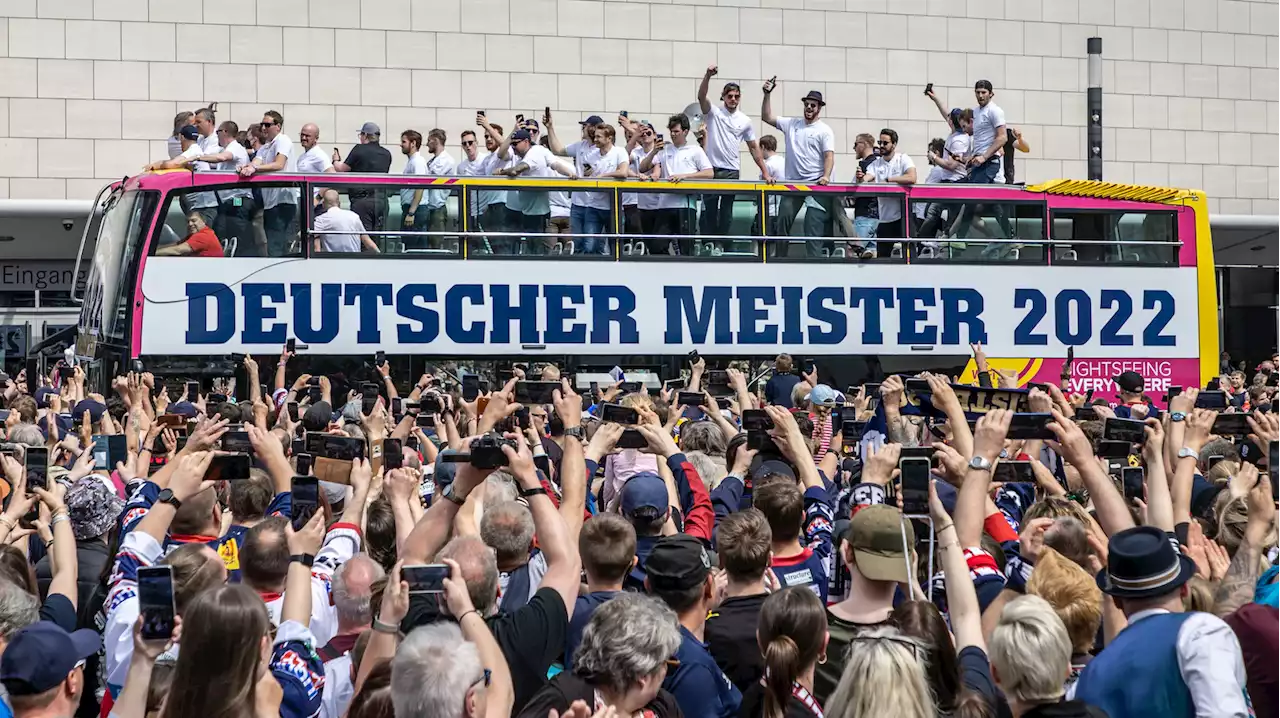 Hunderte Fans feiern die Eisbären Berlin