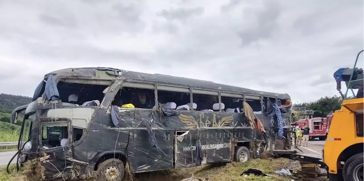 Acidente com ônibus mata Aleksandro, da dupla com Conrado, e mais 5 pessoas no interior de SP | CNN Brasil