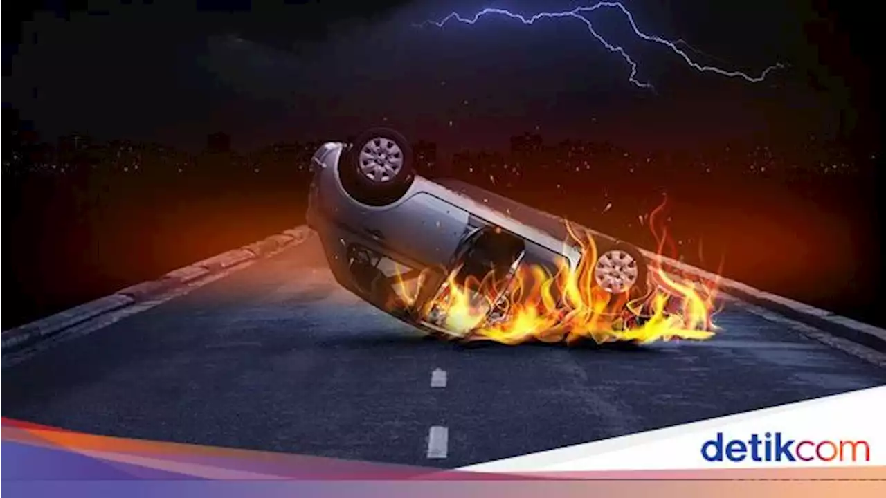 Mobil Terbakar saat One Way di Km 48 Tol Cikampek arah Jakarta