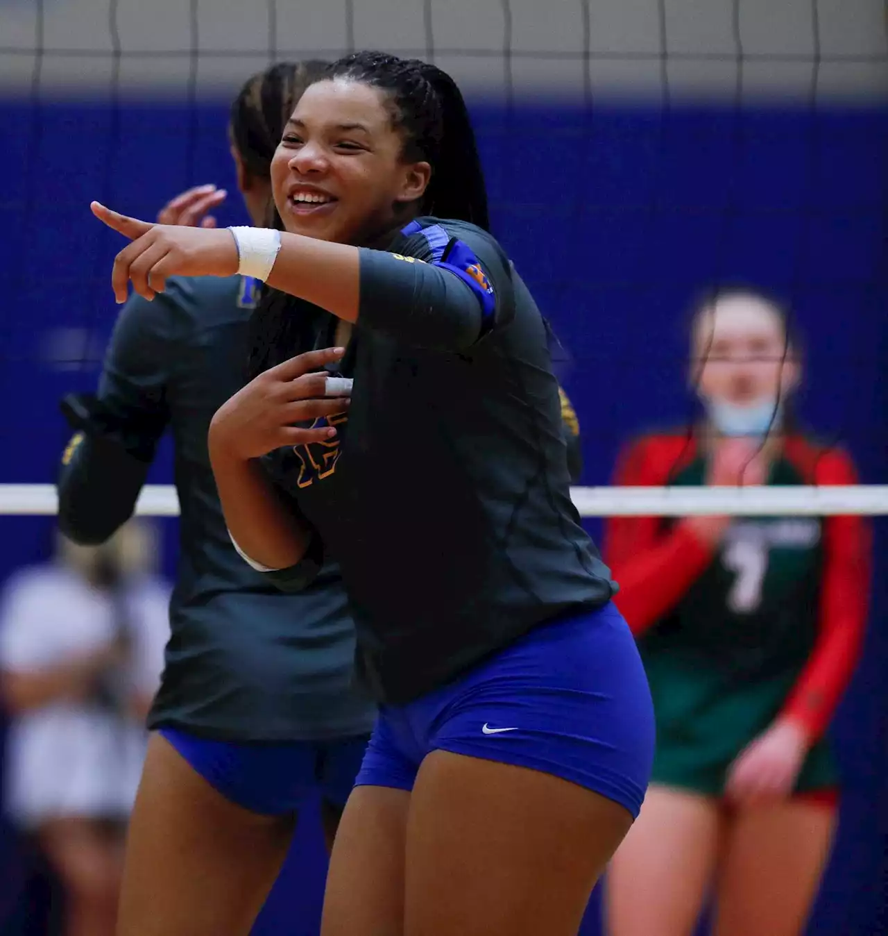 Ariana Brown joins mother’s volleyball team at Conroe