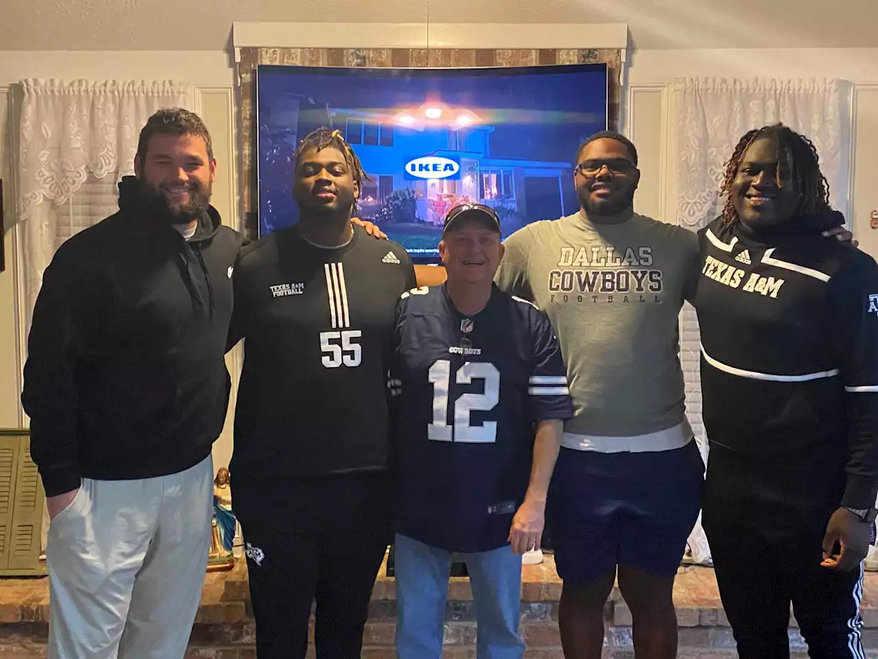 There’s little talk going on around the table of Mary Moses when she’s cooking for Atascocita linemen