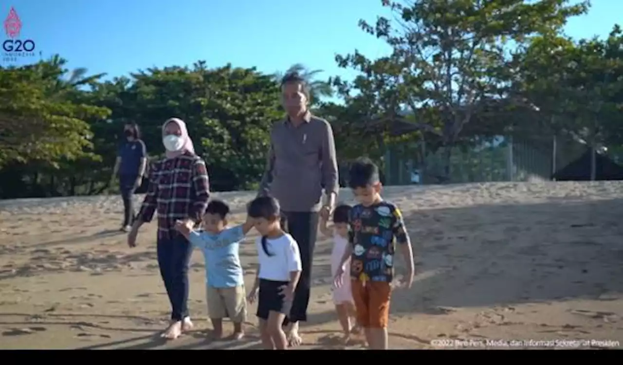 Presiden Jokowi Mantai Bareng Cucu di Nusa Dua Bali, Main Bola dan Terbangkan Layangan