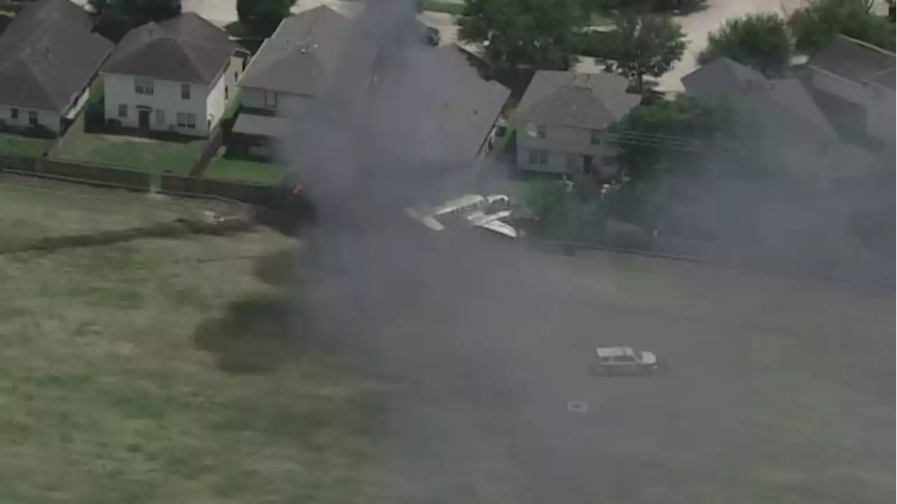 Small plane crashes into homes’ backyards in Houston, no injuries