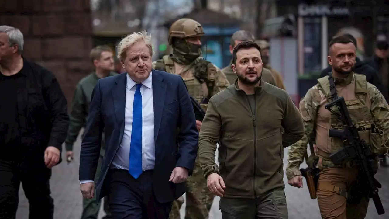 Guerra in Ucraina, la giacca in pile Zelensky venduta all'asta a Londra per 150 mila sterline