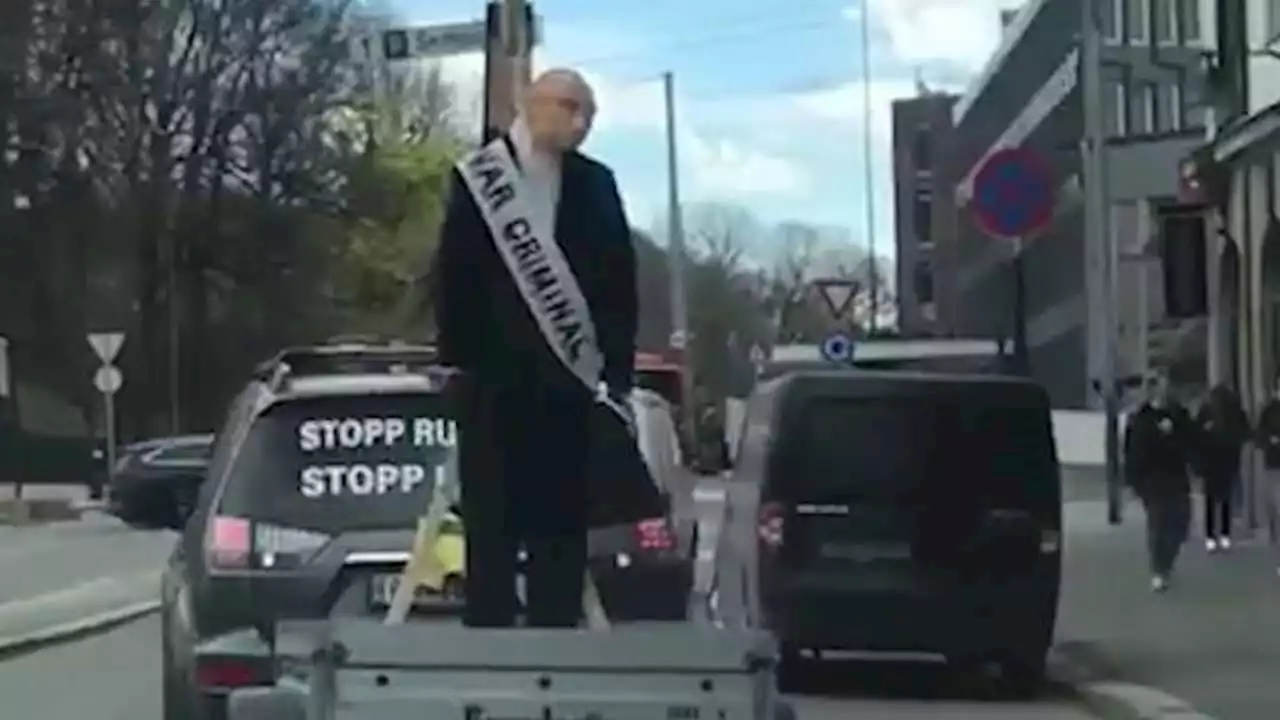 Putin 'in giro per le strade di Oslo', la comunità ucraina crea un pupazzo del leader con un cappio al collo