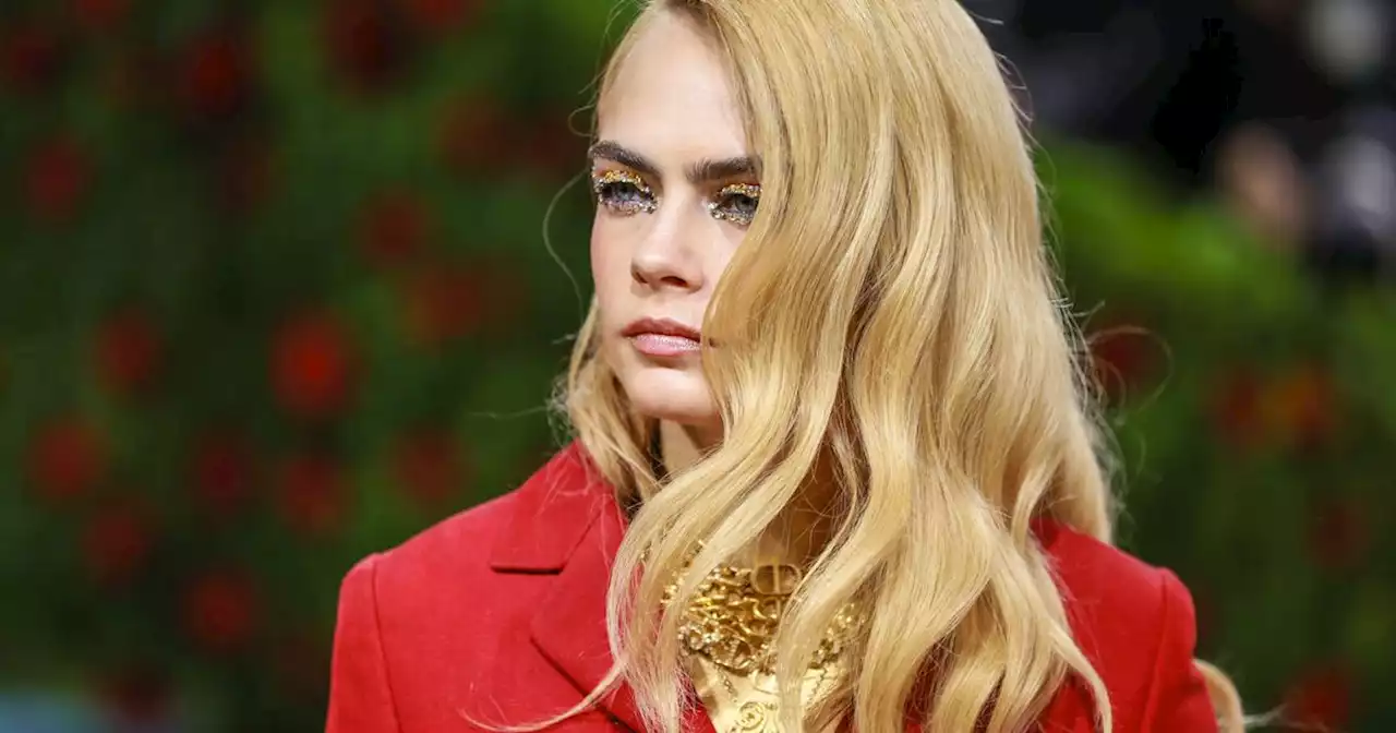 Cara Delevingne tombe la veste et dévoile un buste d'or au Met Gala 2022