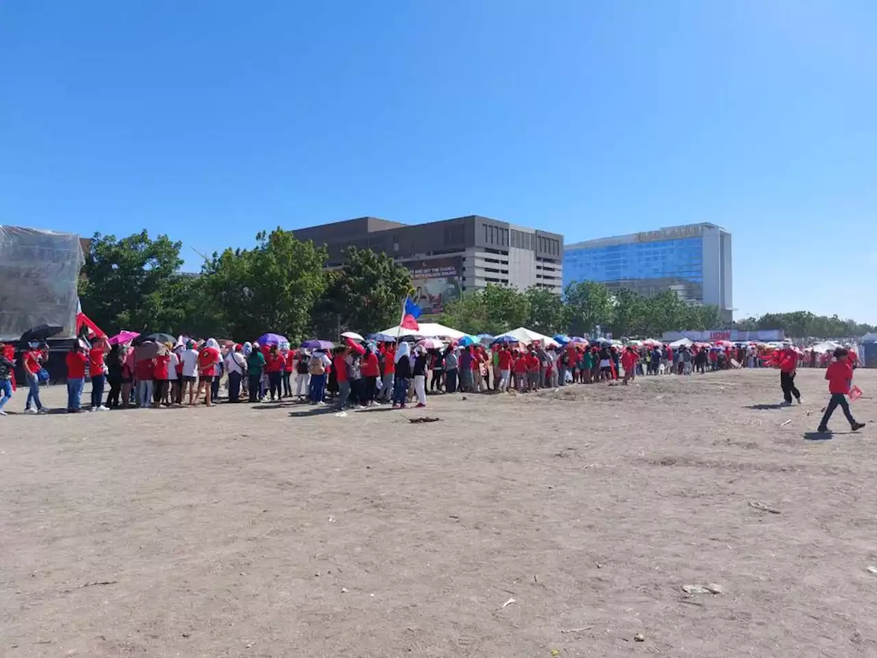 LOOK: Long queue of BBM-Sara supporters at Parañaque UniTeam campaign finale