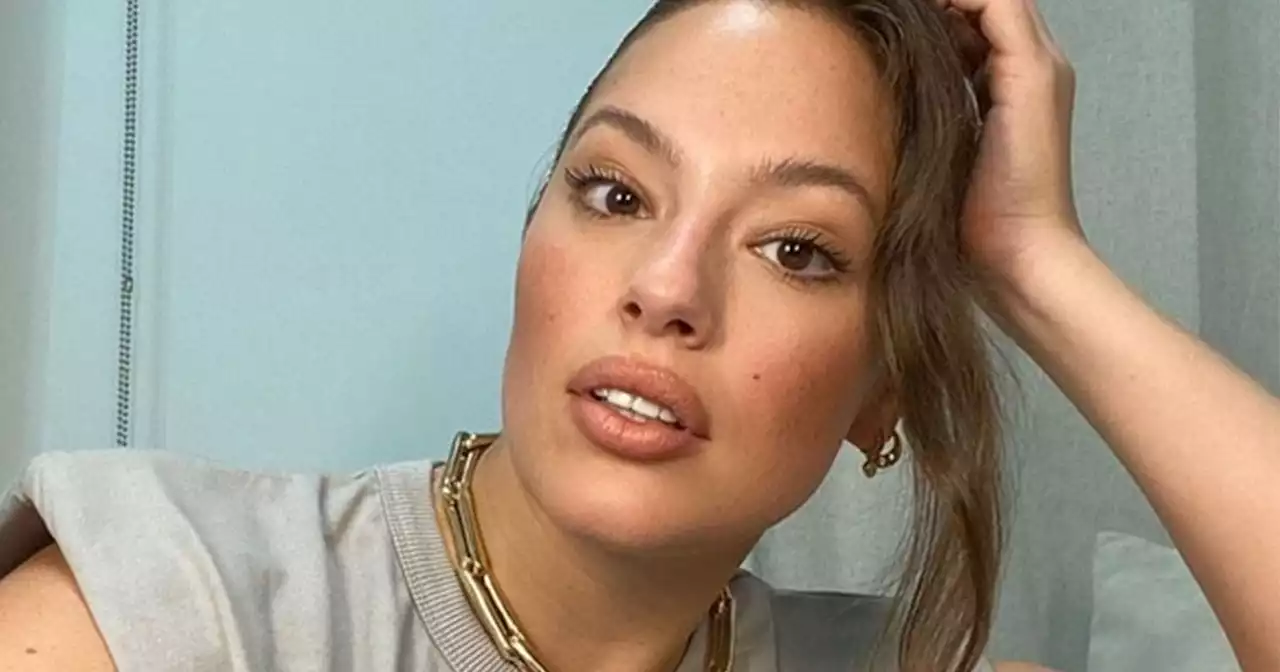 Ashley Graham breastfeeds her twins at the same time in intimate photo