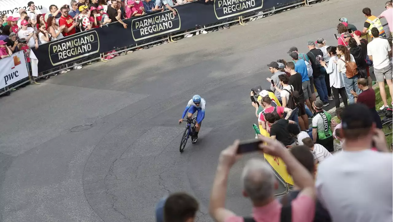 Giro d'Italia, Simon Yates vince la crono a Budapest. Van der Poel è secondo e conserva la maglia rosa