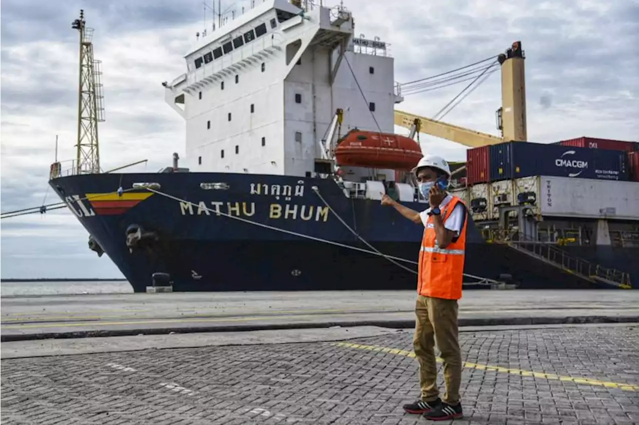 TNI AL Tangkap Kapal Pengangkut Minyak Goreng di Perairan Belawan |Republika Online