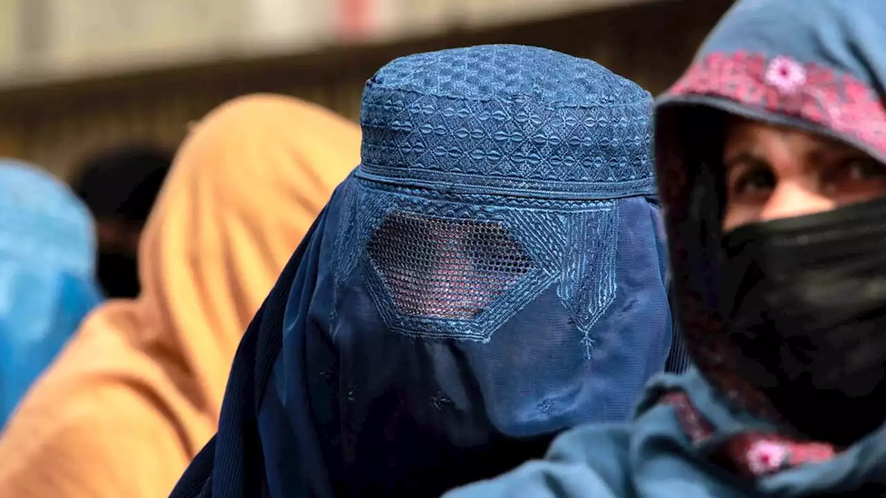 I Talebani impongono il burqa alle donne afghane