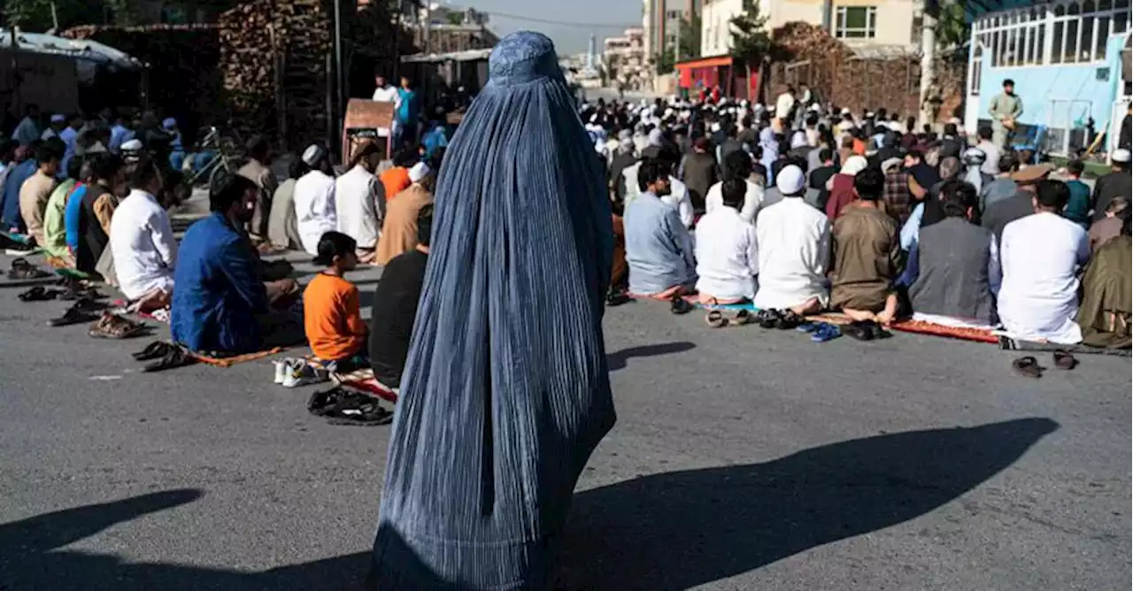 Afghanistan, talebani impongono alle donne il burqa in pubblico