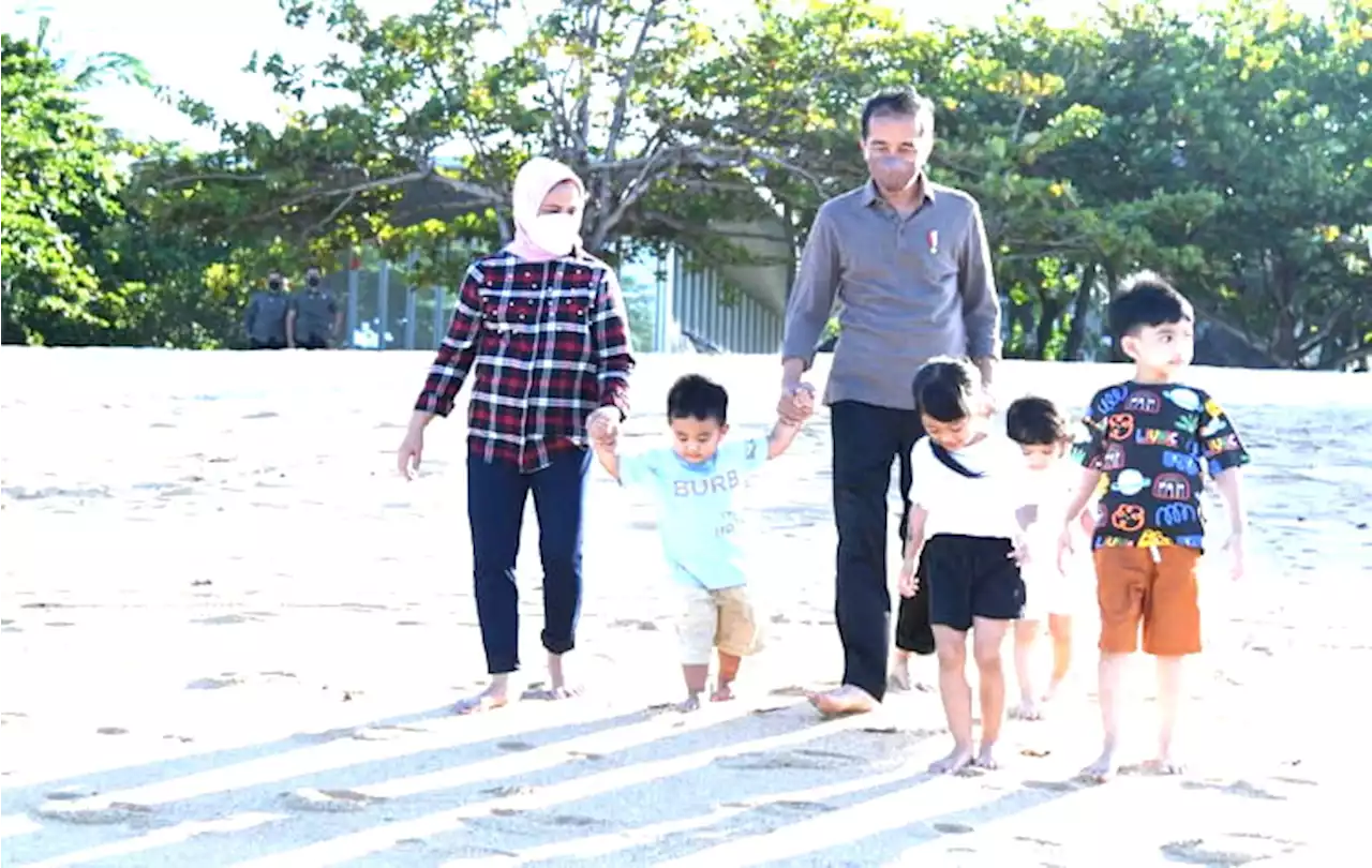 Momen Presiden Jokowi Liburan Momong Cucu di Pantai Nusa Dua Bali