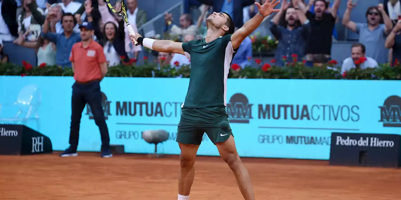 Alcaraz show a Madrid: dopo Nadal, batte Djokovic e vola in finale