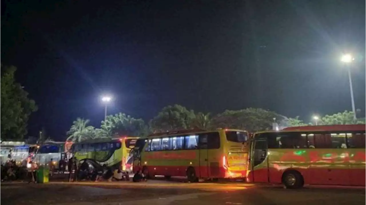 Bus dan Penumpang Padati Pelabuhan Bakauheni Sabtu Dini Hari