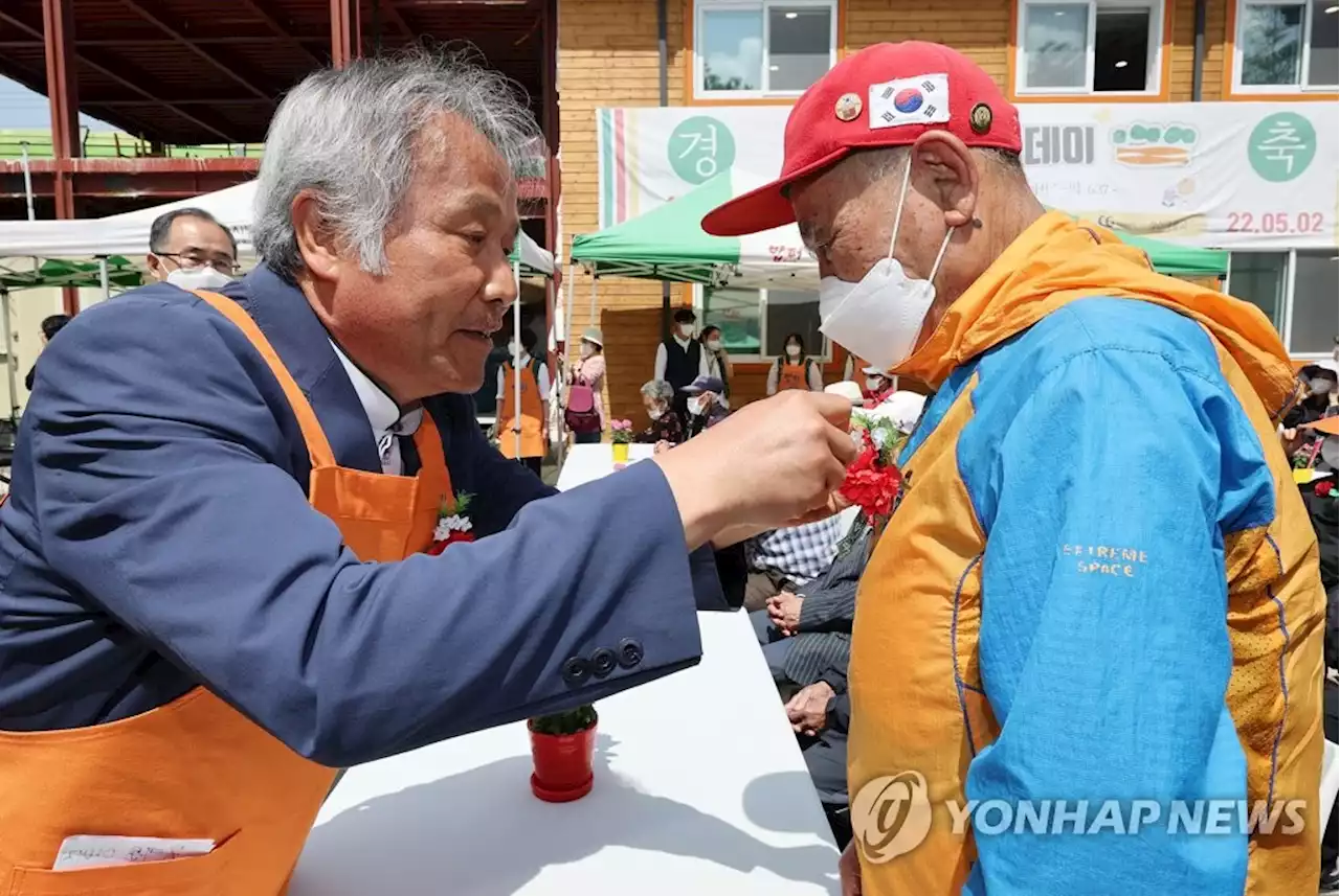 '얼마만에 받는 카네이션인지'…어버이날 급식소 어르신들 감격 | 연합뉴스