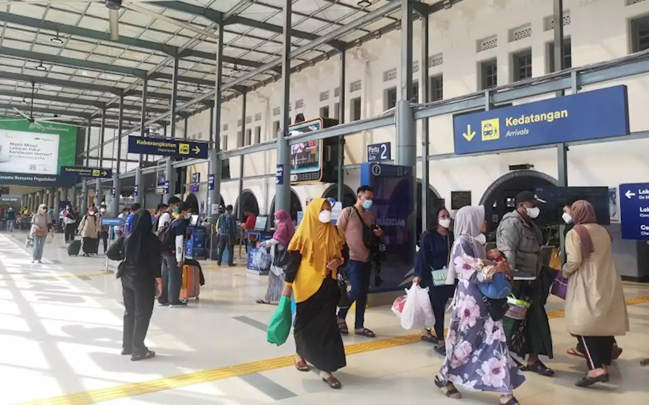 Puncak Arus Balik Diprediksi Hari Ini, Begini Kondisi di Stasiun Pasar Senen | Kabar24 - Bisnis.com