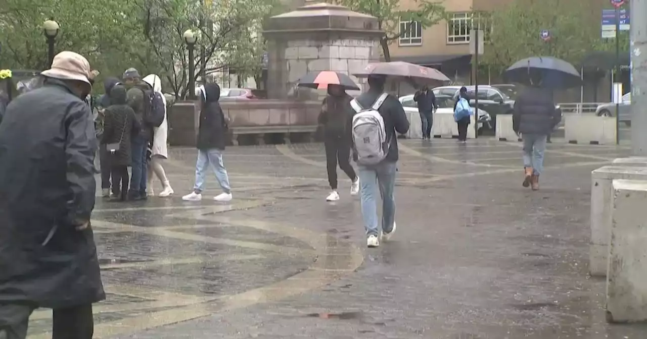 New Yorkers don't let soggy Saturday put a damper on Mother's Day plans