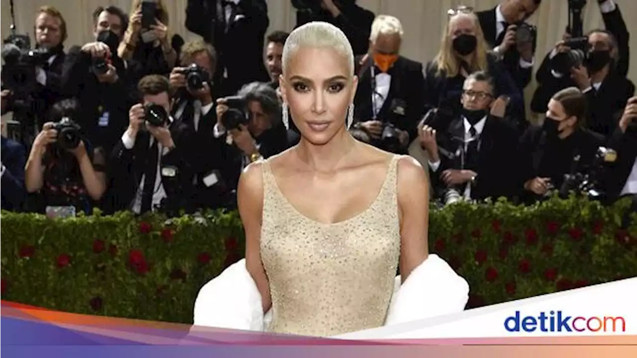 Dihujat, Kim Kardashian Malah Pamer Pakai Gaun Lain Milik Marilyn Monroe